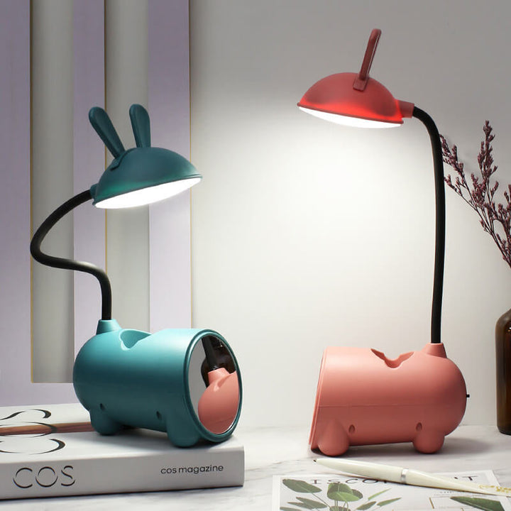 Blauwe LED studielamp met handige penhouder en USB-aansluiting, ideaal voor kinderkamer.