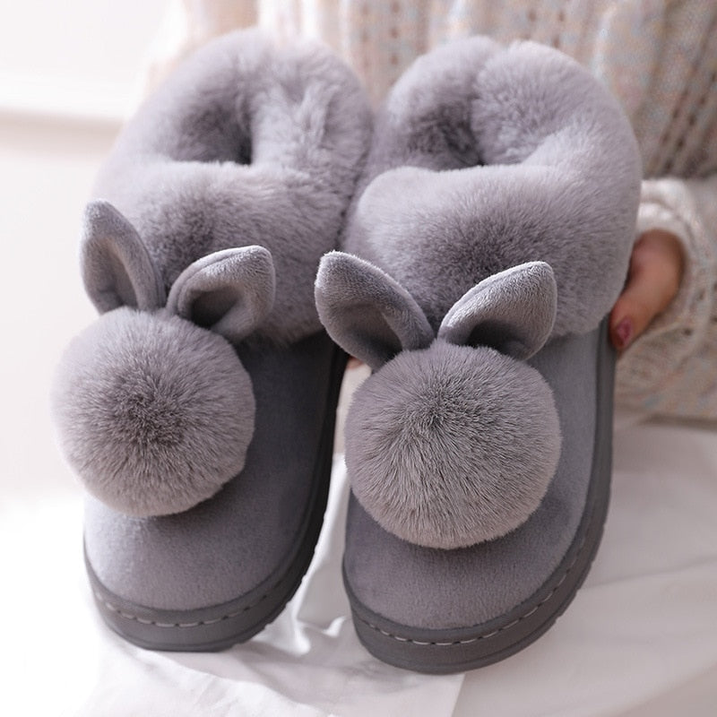 Pluizige konijnen pantoffels voor dames, perfect voor comfort en warmte op koude avonden.