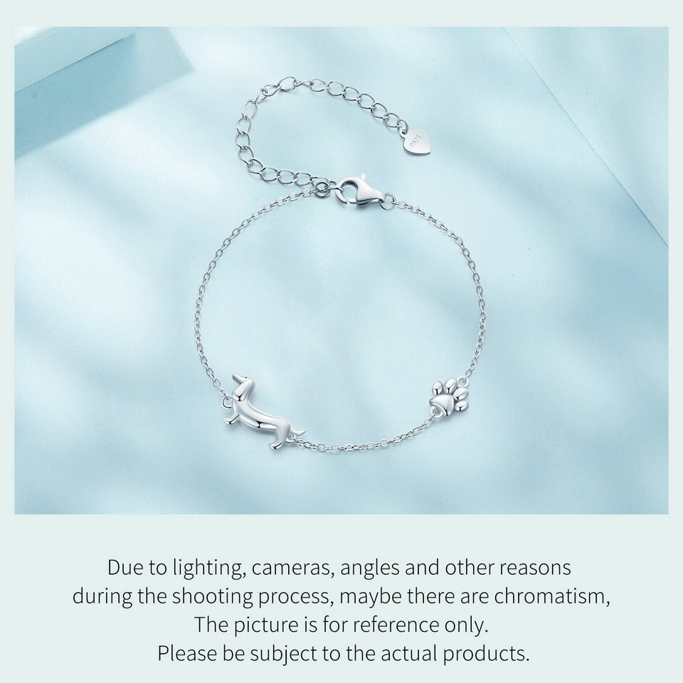 Verstelbare sterling zilveren bedelarmband met gedetailleerde teckel, elegant sieraad voor dames.