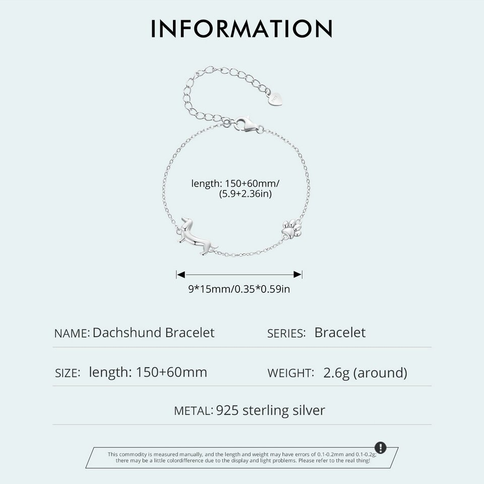 Close-up van dames bedelarmband met schattige teckel bedel, een must-have voor hondenliefhebbers.