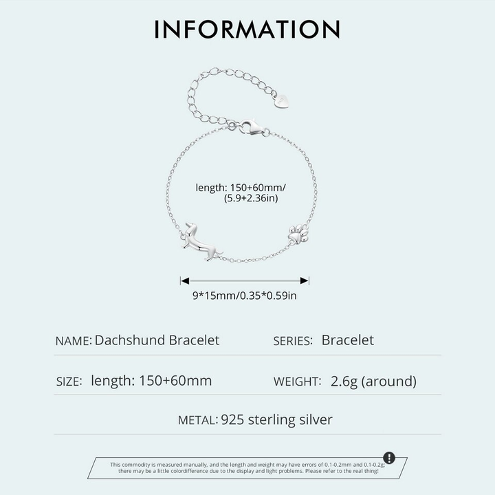 Close-up van dames bedelarmband met schattige teckel bedel, een must-have voor hondenliefhebbers.