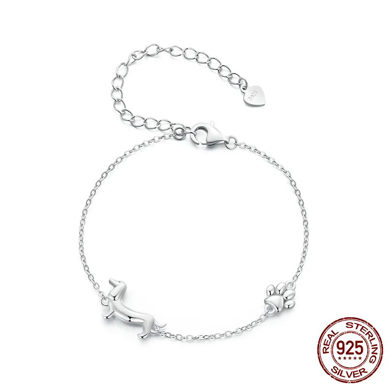 Zilveren teckel bedelarmband voor dames, een stijlvol en verstelbaar accessoire of uniek hondenliefhebber cadeau.