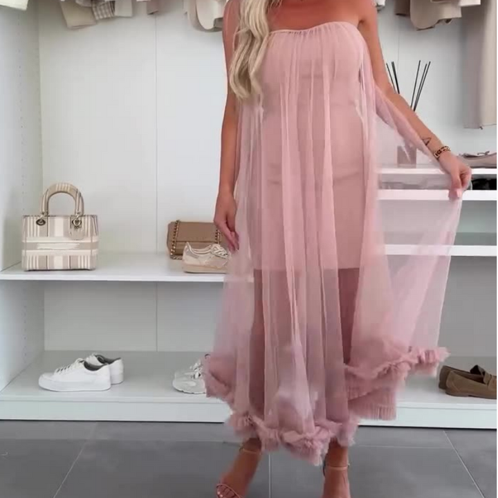 Trendy zomerjurk Nea, schoudervrij met zwierige tule en ruches. Geschikt als feest- of galajurk.