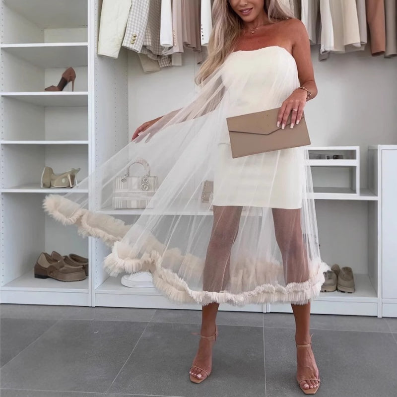 Chique damesjurk Nea, schoudervrij design met delicate tule en ruches, perfect voor een elegante look.