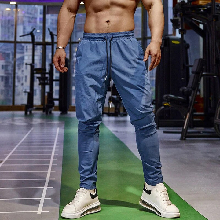 Details van ademende en sneldrogende stof op de heren joggers voor sport