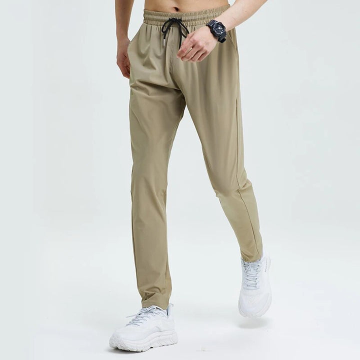Achterkant van de tapered heren sportbroek Sébastiaan met handige zakken
