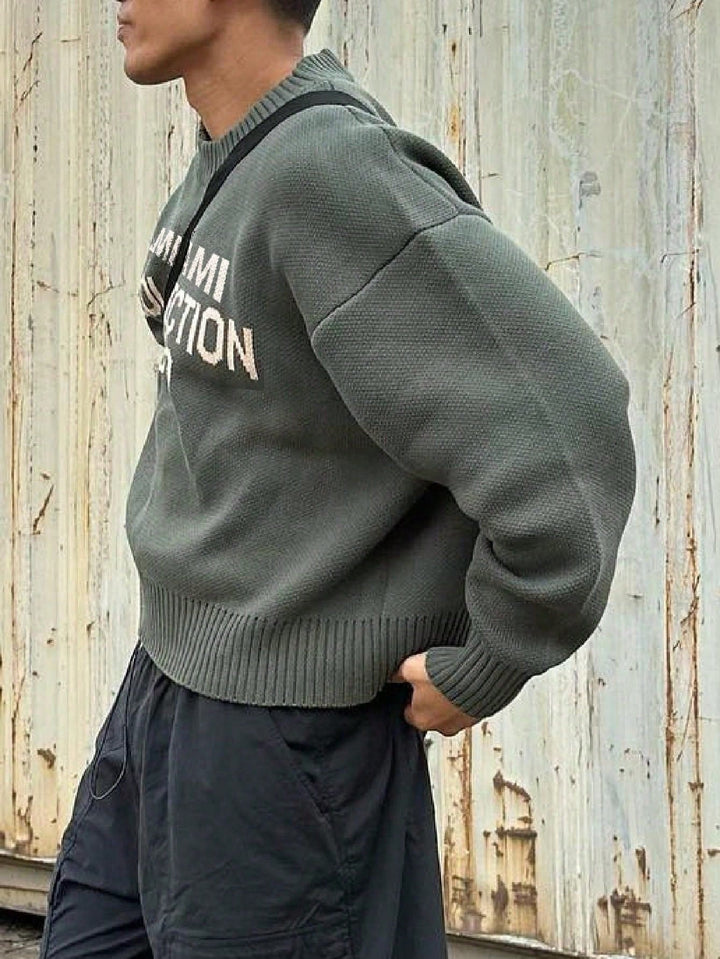 Modieuze winterkleding voor heren getoond in een casual outfit