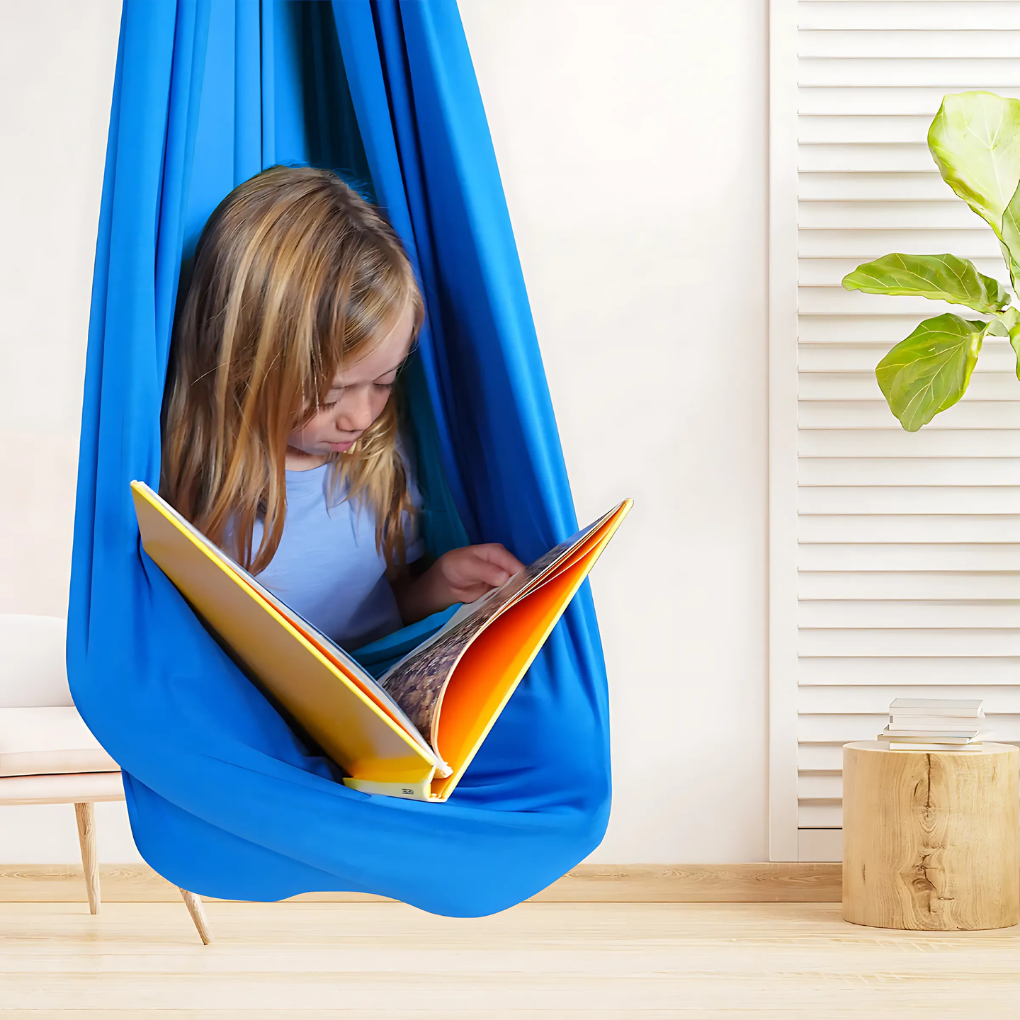 Sensorische hangmatschommel voor kinderen, ideaal voor rust en ontwikkeling, zowel binnen als buiten te gebruiken.