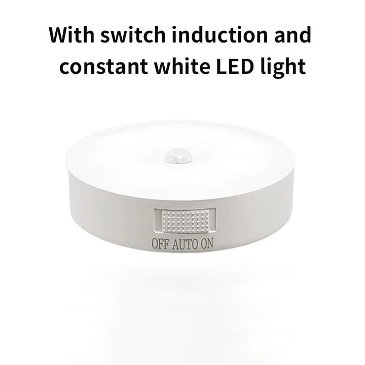 Detailopname van een draadloze LED wandlamp met zichtbare bewegingssensor en strak design.