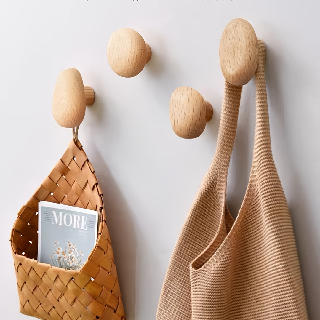 Set van stijlvolle houten wandhaken, beuken- en notenhout. Ideaal als garderobehaak voor interieur decoratie thuis.