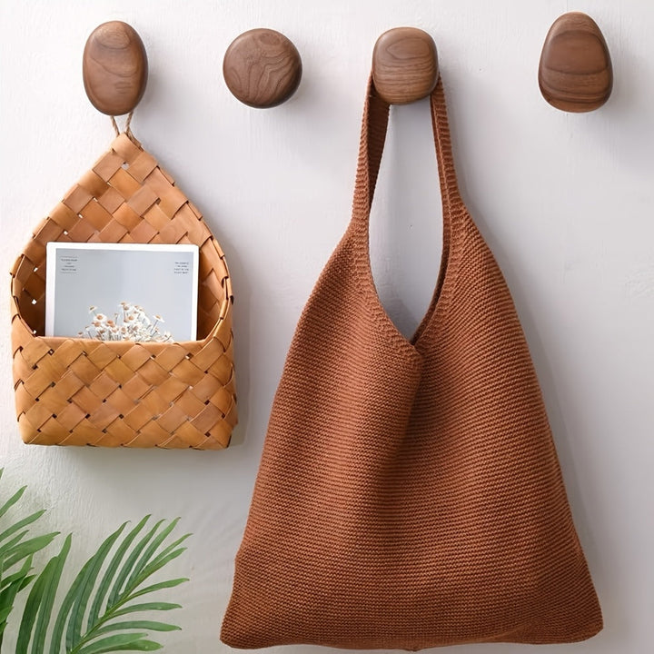 Praktische houten wandhaken set voor opbergen van kleding of accessoires. Beuken- en notenhout garderobehaak thuis.