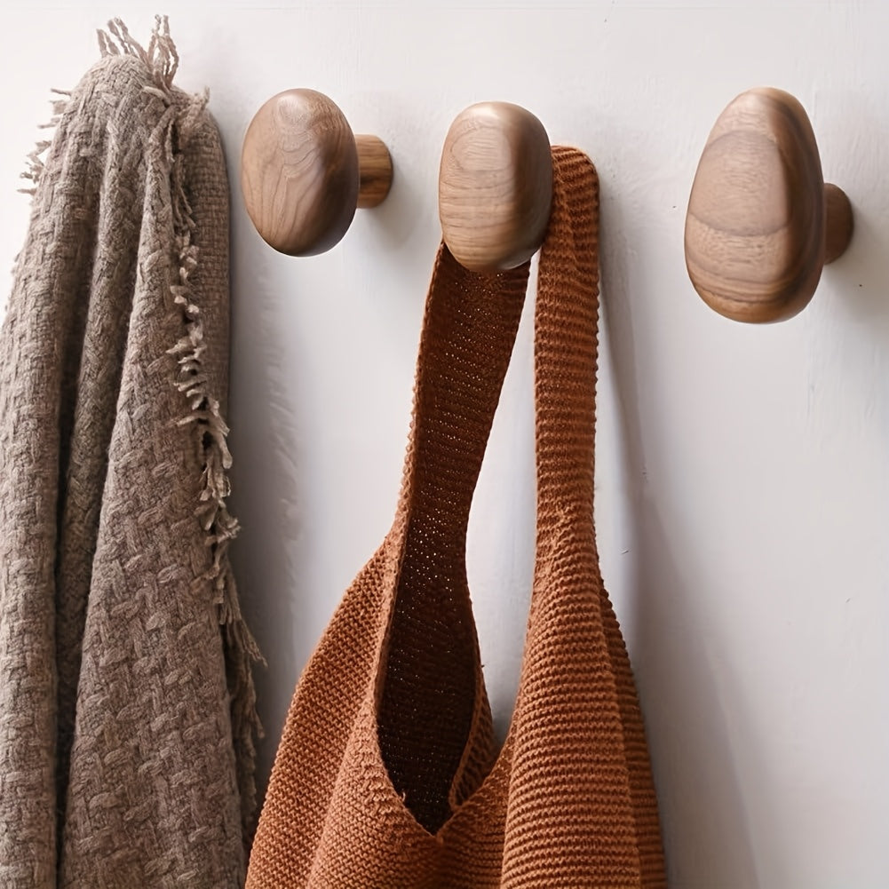 Stijlvolle set houten wandhaken aan de muur, beuken- en notenhout. Ideaal voor thuis opbergen en decoratie.