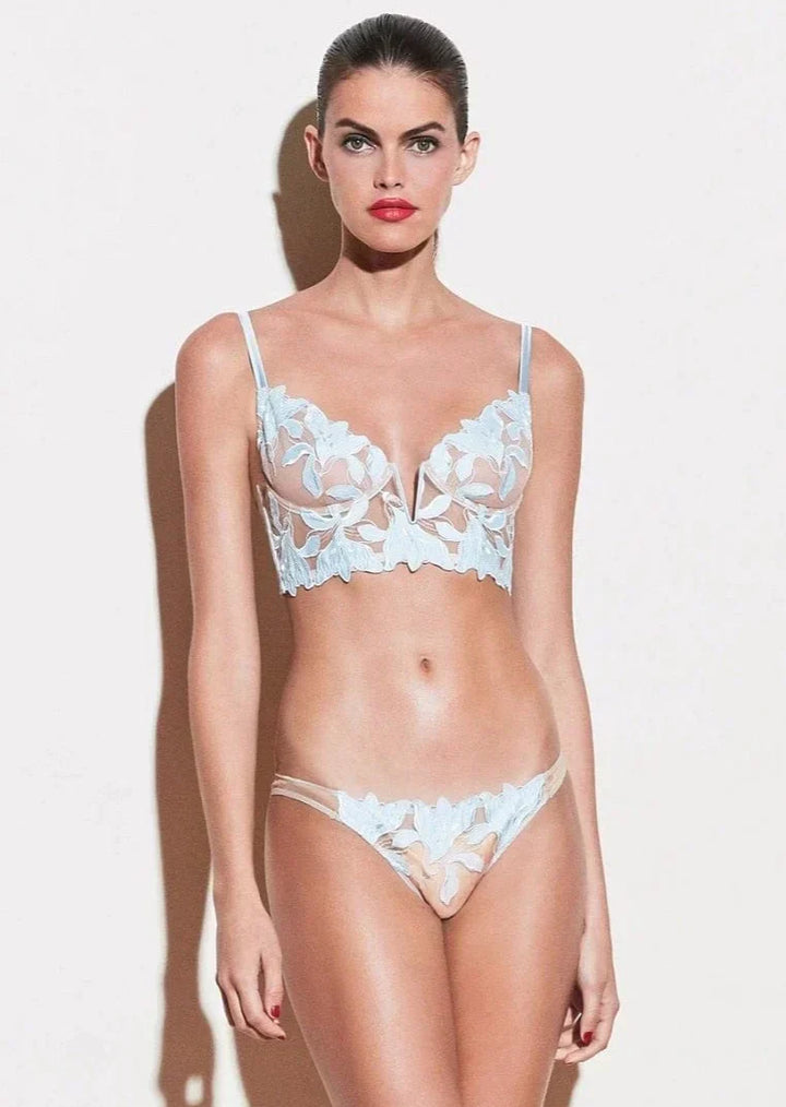 Detailopname van het verfijnde Franse kant van deze sexy dames lingerieset met diepe V-hals.