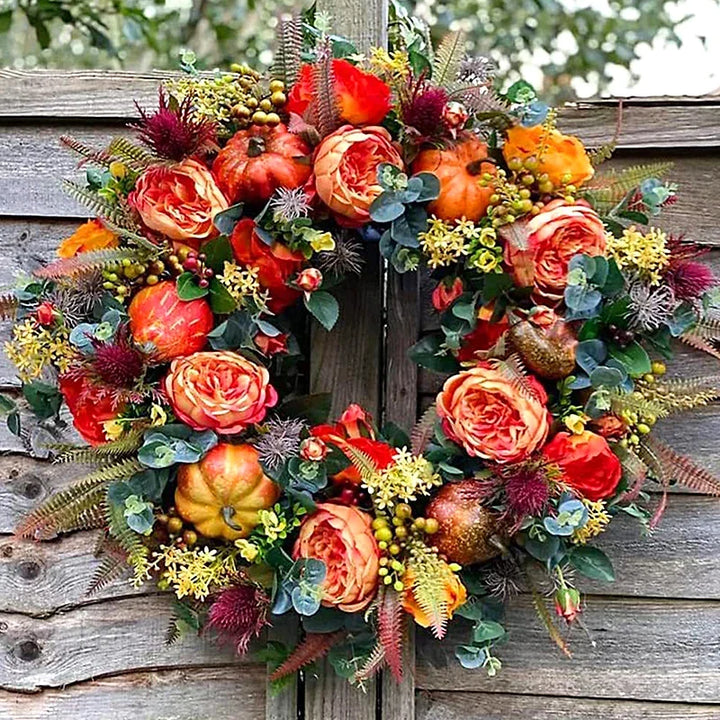 Sfeervolle herfstkrans, perfecte huisdecoratie voor een warm najaar welkom. Kunstkrans met herfstbladeren.