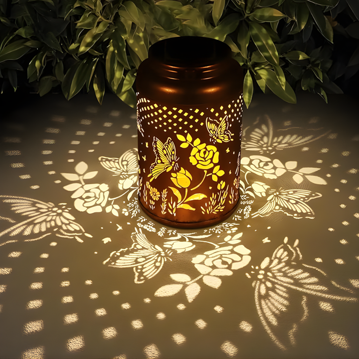 Zonnelantaarn met warm sfeerlicht. Ideaal als tuinlamp of terrasverlichting op zonne-energie.
