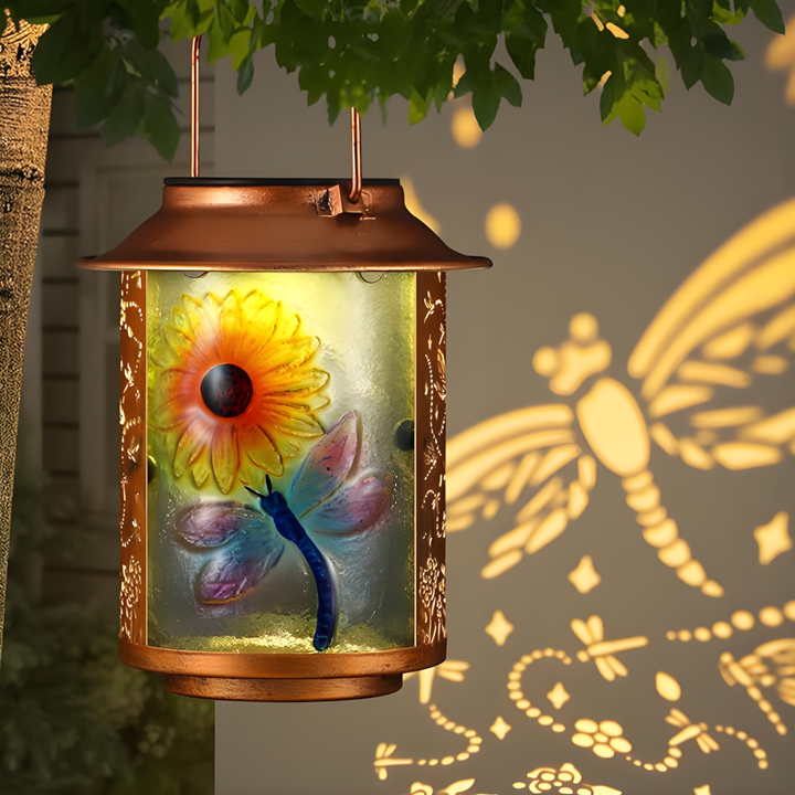Decoratieve zonnelantaarn met sfeerlicht. Perfecte solar tuinverlichting voor een gezellige buitenruimte.