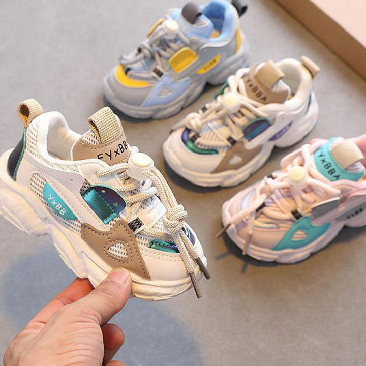 Detailopname van ShaqsSneaks kinder sneakers, flexibele pasvorm en antislipzool voor veilige stappen.