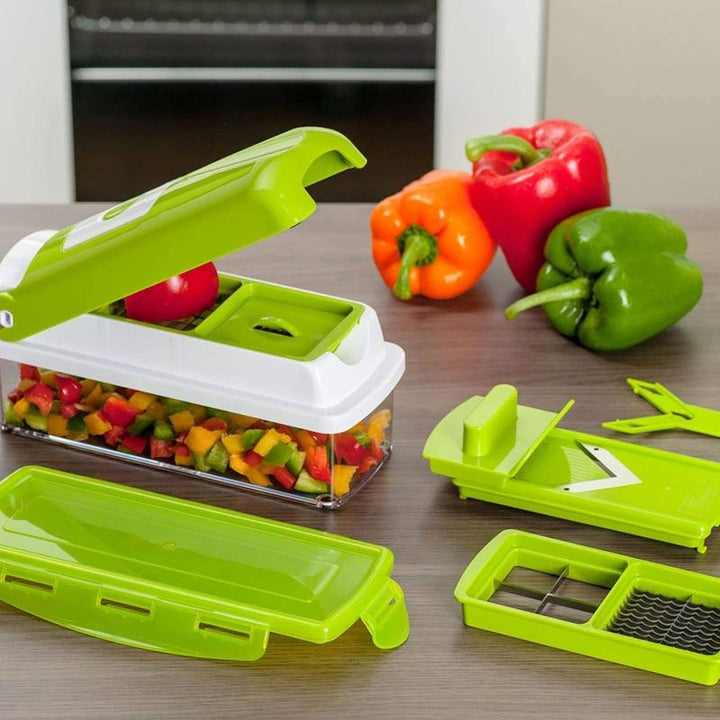 Detail van SlicePro 12-in-1 groentesnijder met verwisselbare messen voor julienne, plakjes en blokjes.