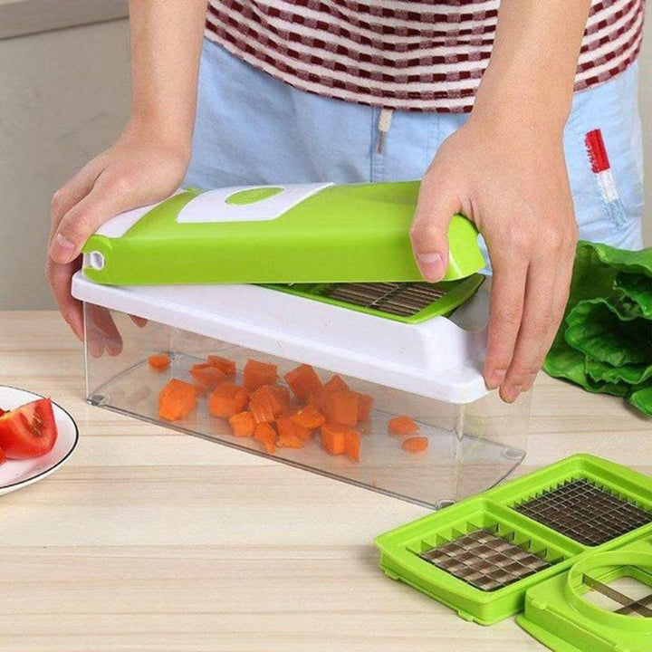Handige SlicePro groentesnijder in gebruik, snijdt snel en efficiënt groenten voor maaltijdbereiding.