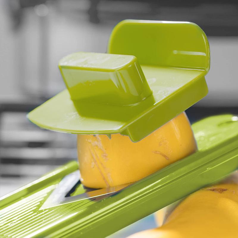 Tijdbesparende SlicePro keukenhulp: groentesnijder met hakfunctie maakt voedselbereiding eenvoudig en snel.