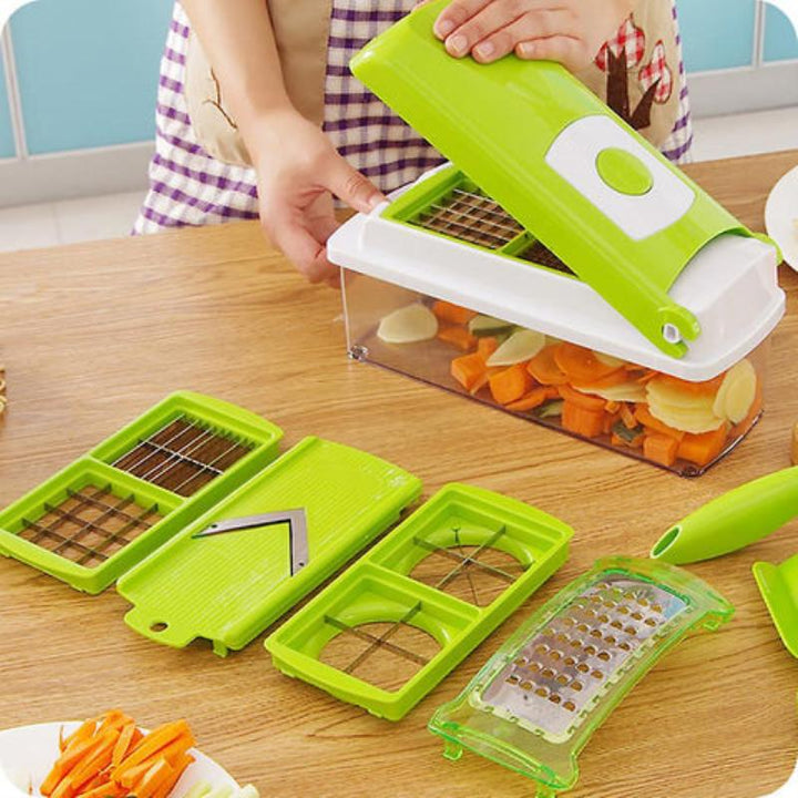 SlicePro 12-in-1 groentesnijder in detail, toont perfect gesneden blokjes groenten met precisie.