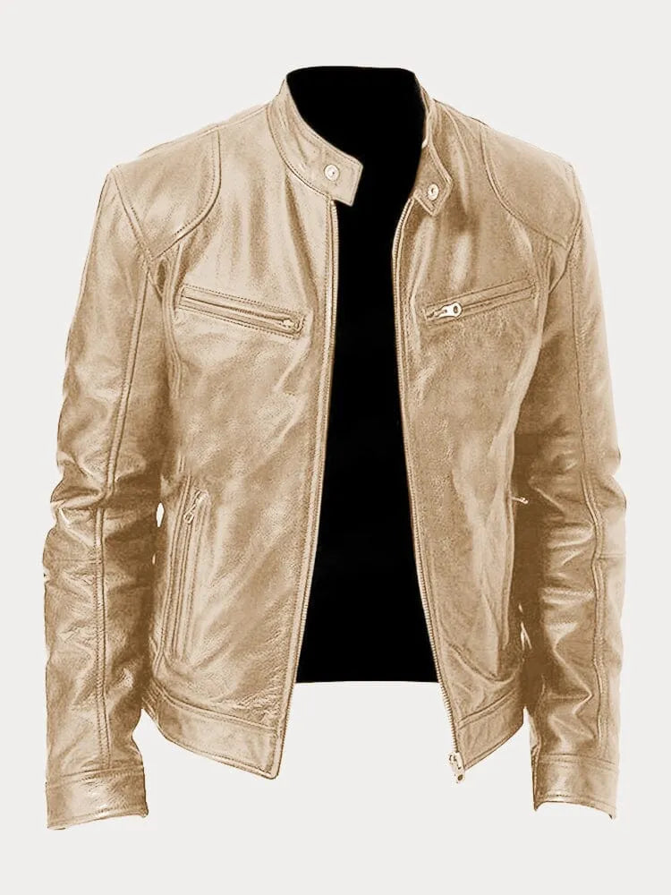 Man draagt een slim fit heren racerjas, casual en stijlvol, perfect voor stedelijke mode.