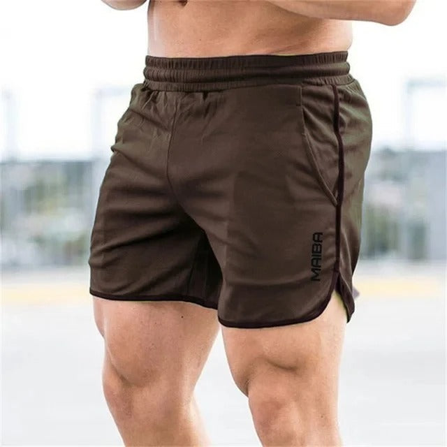 Stijlvolle man in slim fit zwemkleding aan het strand. Elastische pasvorm, klaar voor de zomer.