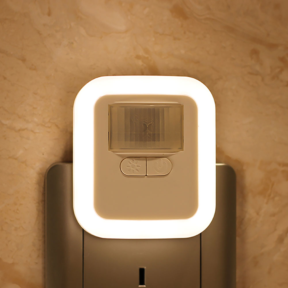 Compact LED nachtlicht met bewegingsdetectie, eenvoudig te plaatsen in hal, trap of kinderkamer, slimme sensorlamp.