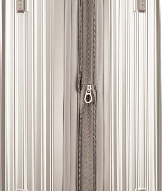Close-up van de geïntegreerde bekerhouder aan de zijkant van de slimme hardshell reiskoffer.