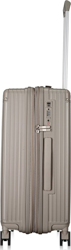 Hardshell koffer detail toont de handige geïntegreerde USB-oplaadpoort voor je apparaten onderweg.