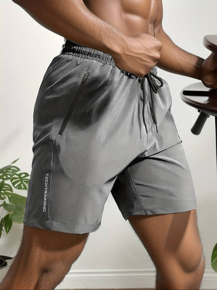 Casual zwarte heren korte broek, sneldrogend en comfortabel. Stijlvol voor de zomer en elke vakantieactiviteit.