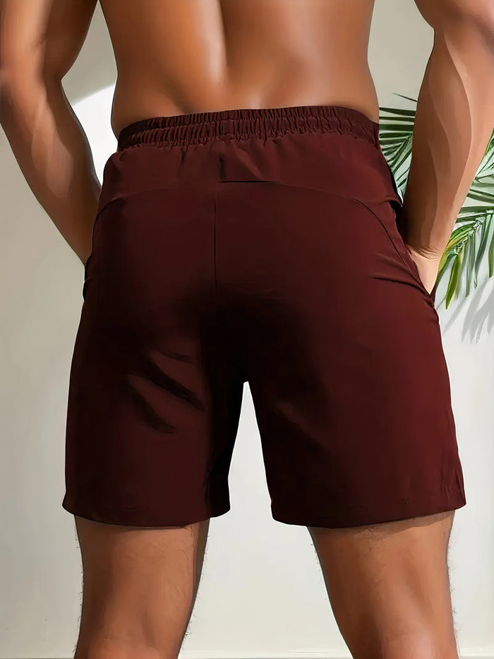 Wijnrode heren shorts, sneldrogend en ademend. Ideaal voor strand, zwemmen of actieve zomervakantie.