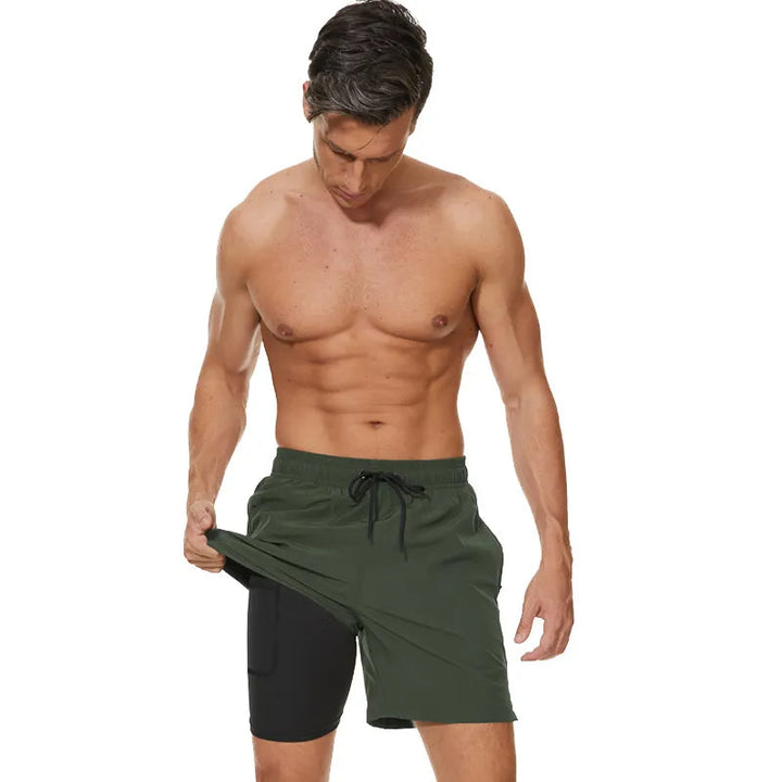 Detail van de sneldrogende stof van een comfortabele heren sport zwembroek.