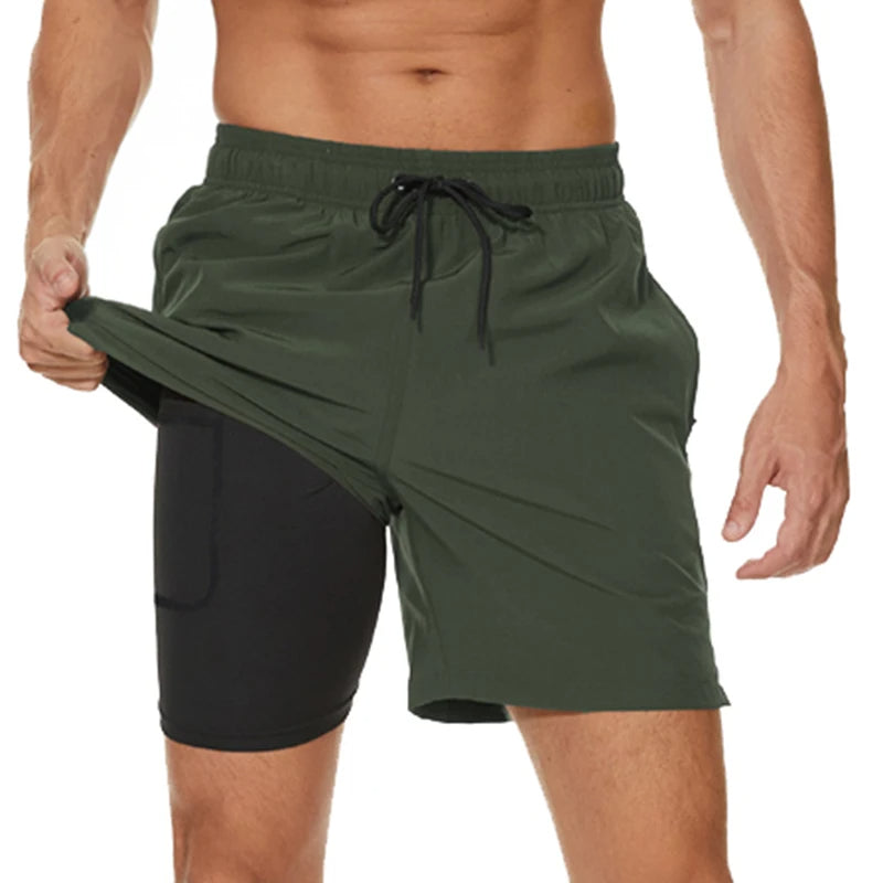Man zwemt in sportieve, sneldrogende heren zwembroek, genietend van de zomerzon.