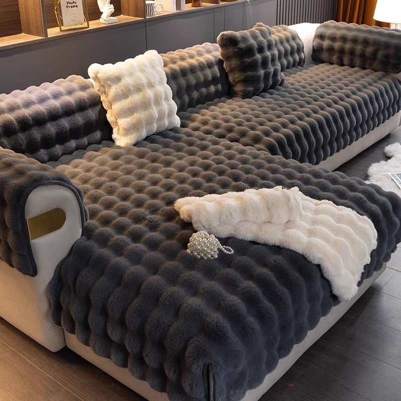 SofaGuard Luxe antislip bankhoes in een woonkamer, biedt stijlvolle bescherming tegen vlekken en slijtage. Duurzaam.