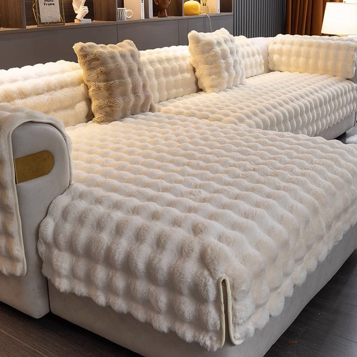SofaGuard antislip bankhoes op een 3-zitsbank, complete bescherming en een frisse, luxe uitstraling voor uw zithoek.