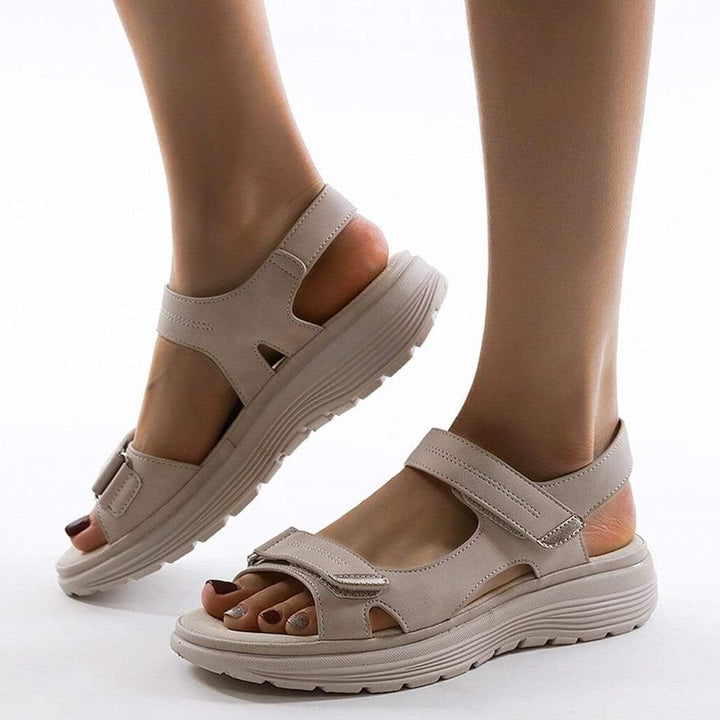 Comfortabele damessandalen met orthopedische ondersteuning, verstelbare bandjes en open teen. Trendy zomer sandalen.