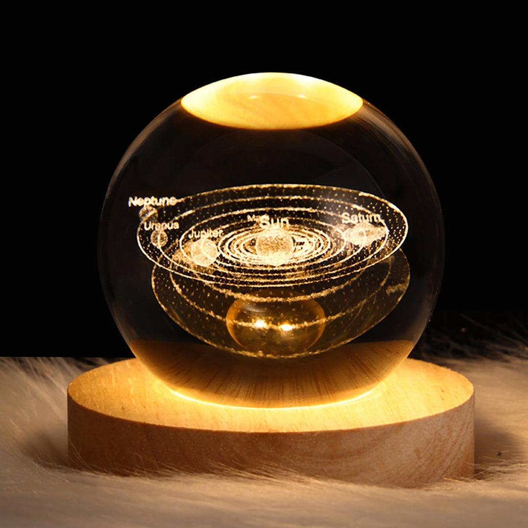 Betoverende lichteffecten van de SolarSphere kristallen planeet sfeerlamp, perfect voor een moderne inrichting.