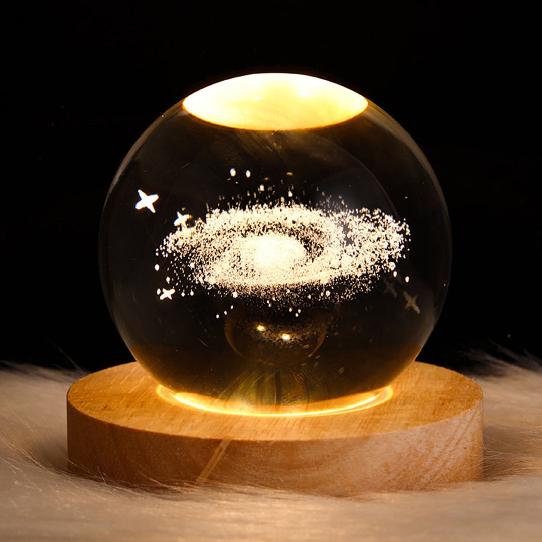 Moderne SolarSphere LED sfeerlamp, USB-gevoed, met uniek kristallen planeet design voor elk interieur.