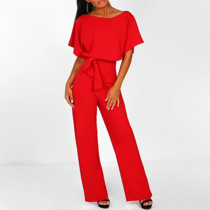 "Sophie dames jumpsuit, elegant met korte mouwen en flatterende taille in beige, ideaal voor elke gelegenheid."