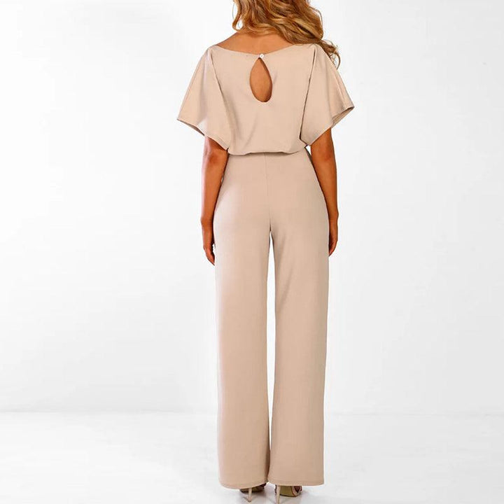 "Sophie dames jumpsuit, elegant met korte mouwen en flatterende taille in beige, ideaal voor elke gelegenheid."