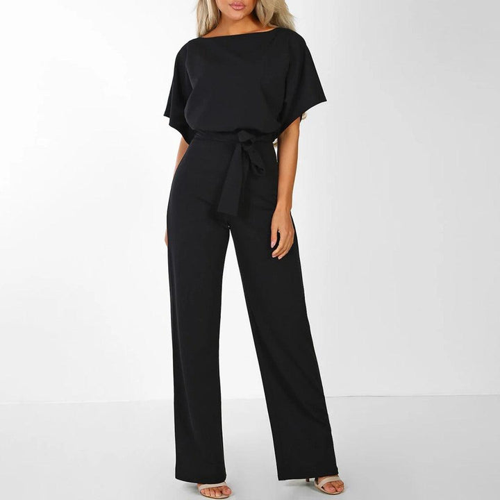 "Sophie dames jumpsuit, elegant met korte mouwen en flatterende taille in beige, ideaal voor elke gelegenheid."