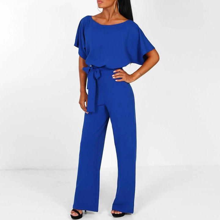 "Sophie dames jumpsuit, elegant met korte mouwen en flatterende taille in beige, ideaal voor elke gelegenheid."