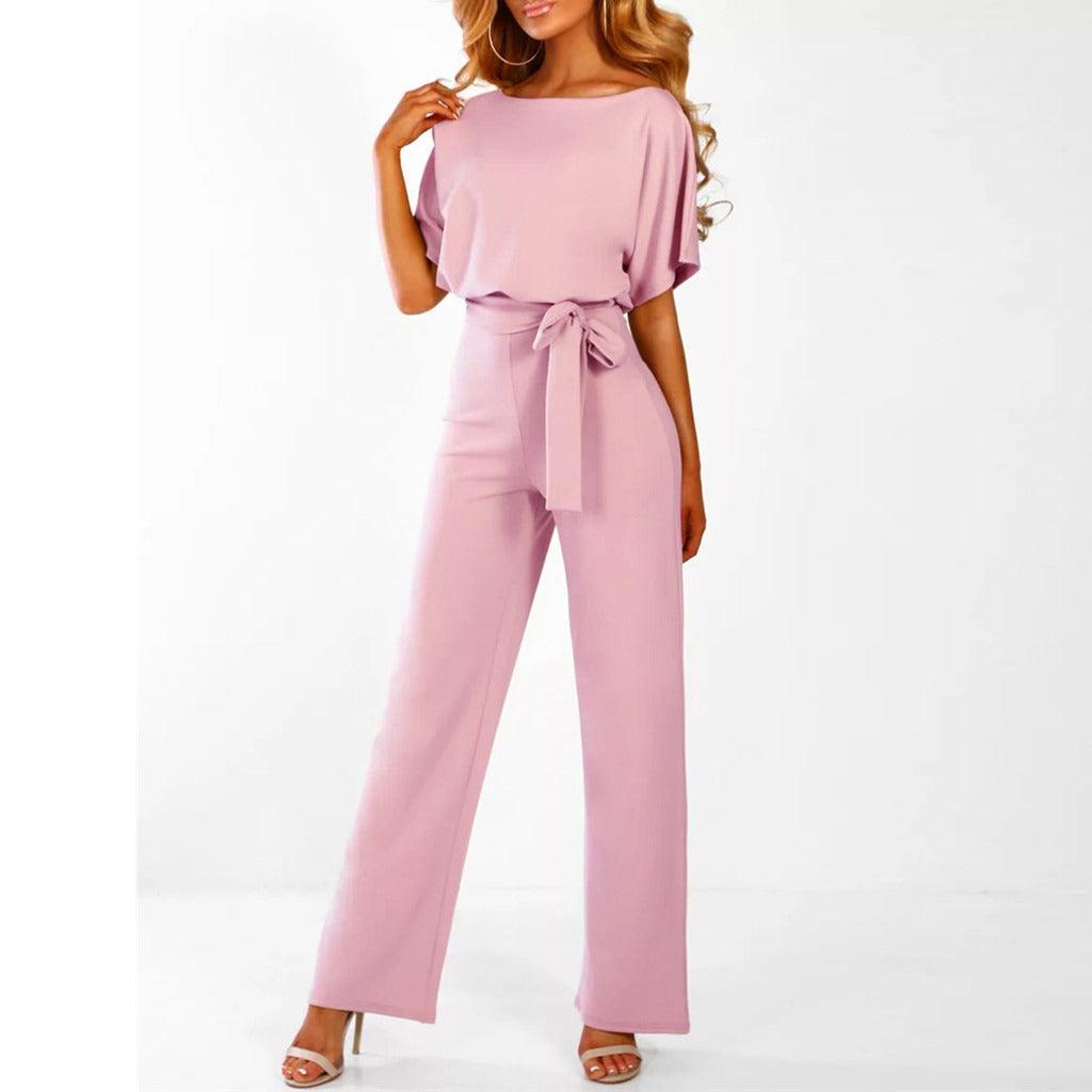 "Sophie dames jumpsuit, elegant met korte mouwen en flatterende taille in beige, ideaal voor elke gelegenheid."