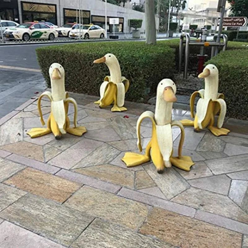 Banaan-eend sculptuur van hars; een vrolijk tuinbeeld of decoratief object voor binnen.