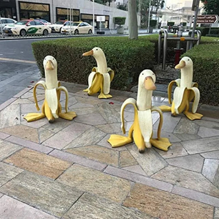 Banaan-eend sculptuur van hars; een vrolijk tuinbeeld of decoratief object voor binnen.