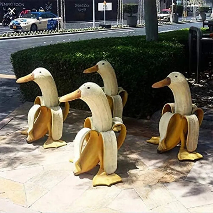 Decoratief banaan-eend hars sculptuur; een speelse blikvanger voor uw tuin of als woondecoratie.