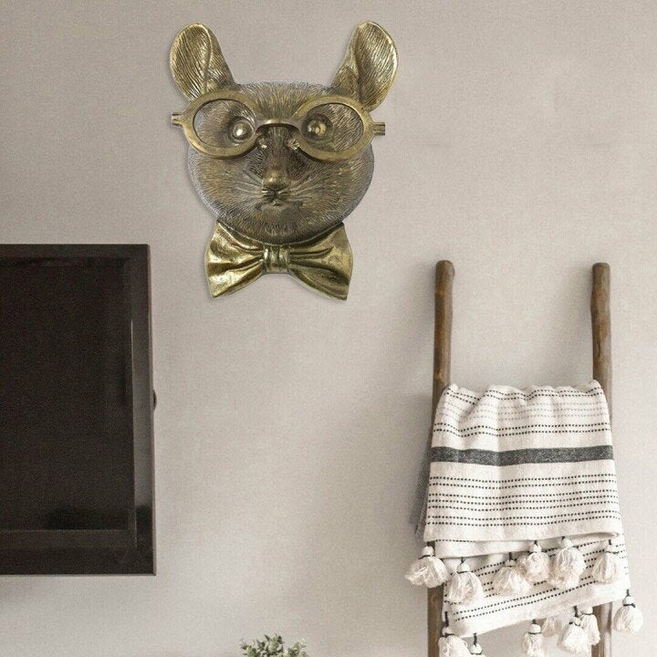 Impressief beer dierenhoofd, handgeschilderde kunst en stoere muurdecoratie.