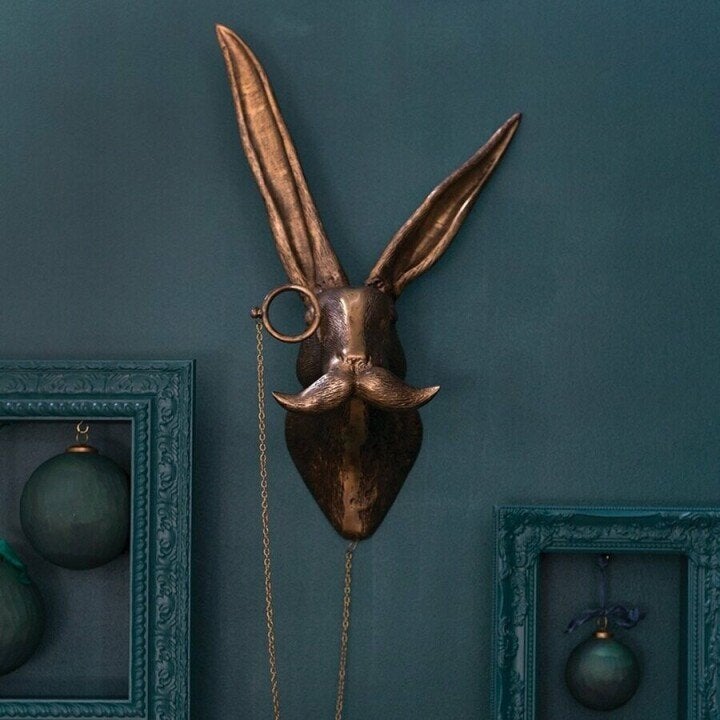 Gevarieerde speelse dierenhoofden: hert, haas, vos, muis, beer. Handgeschilderde muurdecoratie.