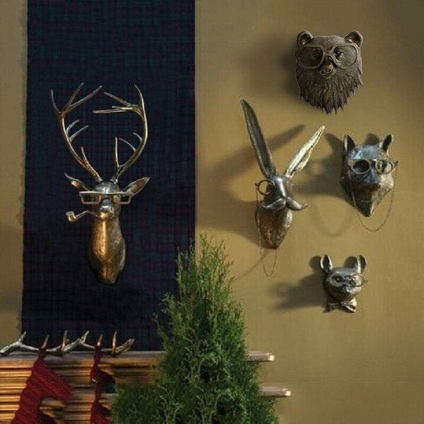 Robuust beer dierenhoofd, handgeschilderd woonaccessoire als kunstzinnige muurdecoratie.